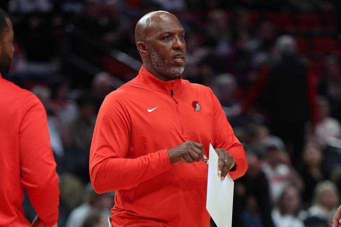 开拓者主帅为杨瀚森骄傲 比卢普斯:我知道他可以的